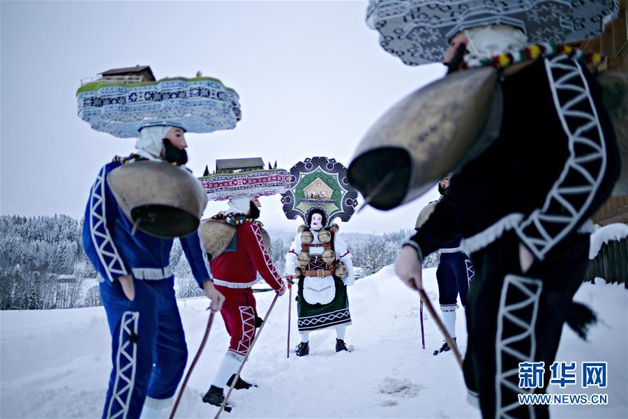 瑞士山村牛铃声里庆新年