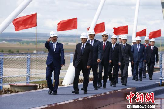 中俄合建首座跨境公路大桥合龙