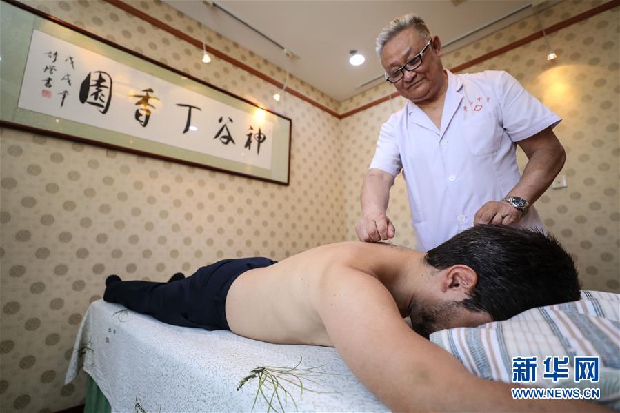 夏季达沃斯论坛上体验中医文化