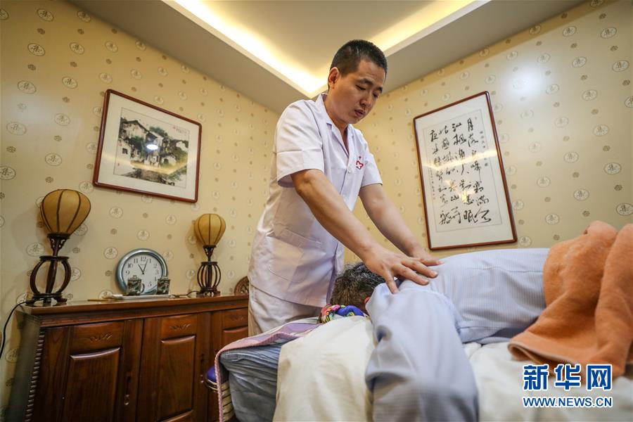夏季达沃斯论坛上体验中医文化