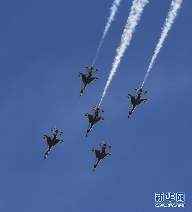 美国加州亨廷顿海滩举行特技飞行表演