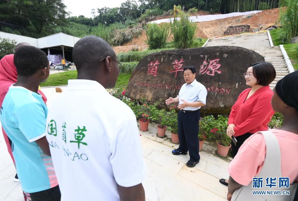 漂洋过海学习中国菌草技术的非洲青年