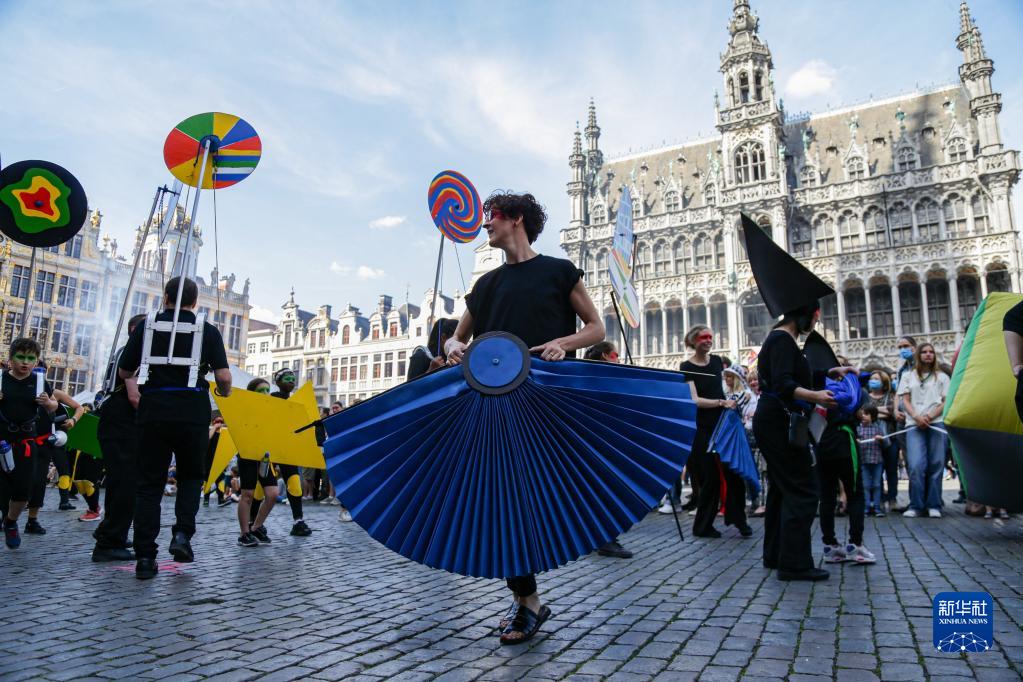 比利时布鲁塞尔举行大型民俗文化巡游