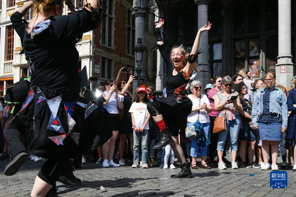 比利时布鲁塞尔举行大型民俗文化巡游