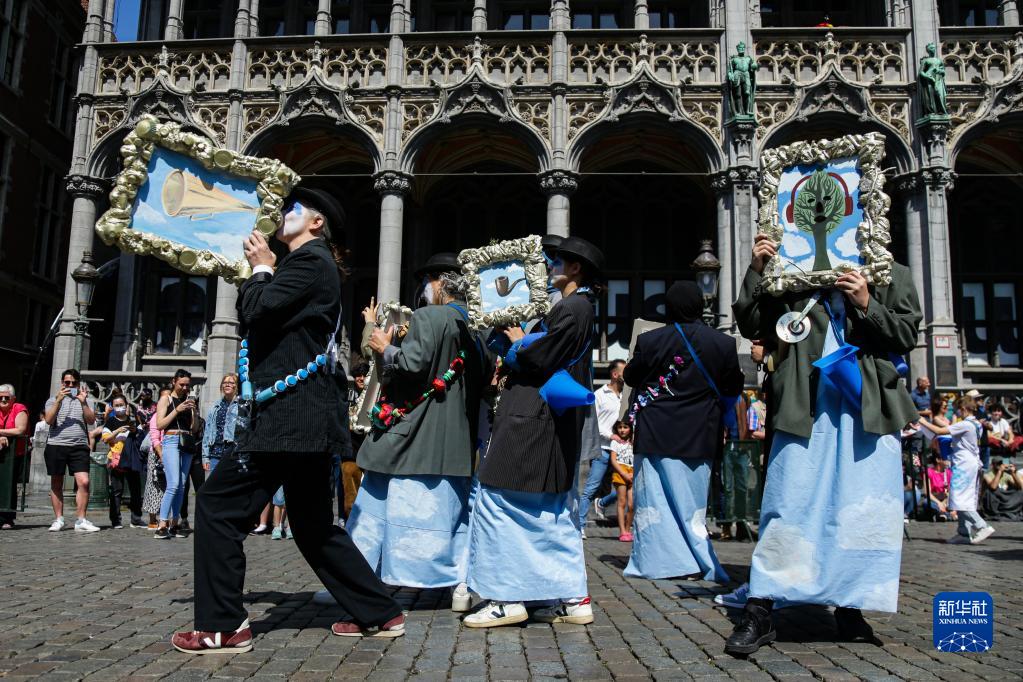 比利时布鲁塞尔举行大型民俗文化巡游