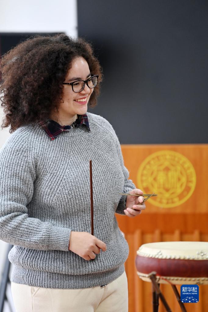 巴西姑娘鼓中说唱“中国韵”