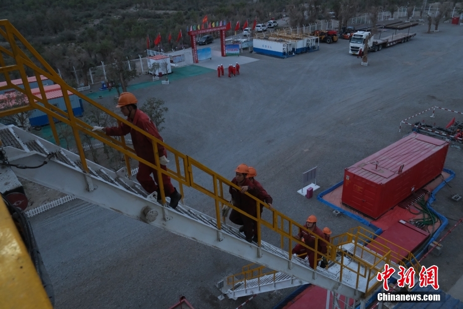 【打卡中国新坐标】在塔克拉玛干沙漠看地下9000米石油开采