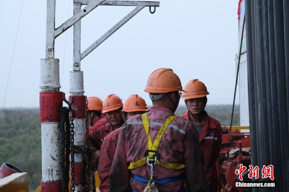 【打卡中国新坐标】在塔克拉玛干沙漠看地下9000米石油开采