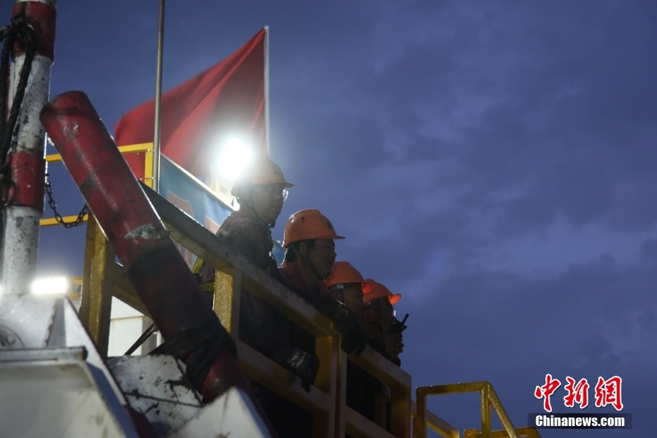【打卡中国新坐标】在塔克拉玛干沙漠看地下9000米石油开采