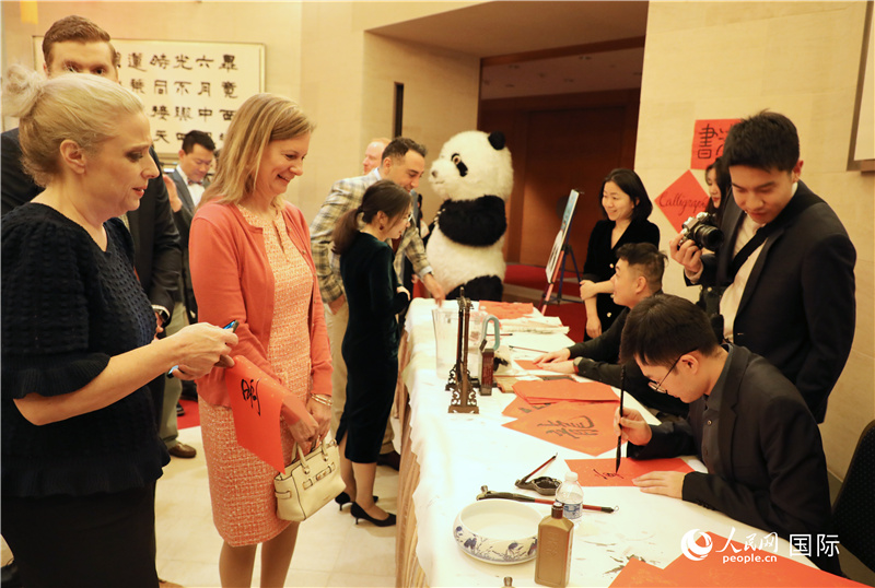 美国当地民众体验中国春节文化