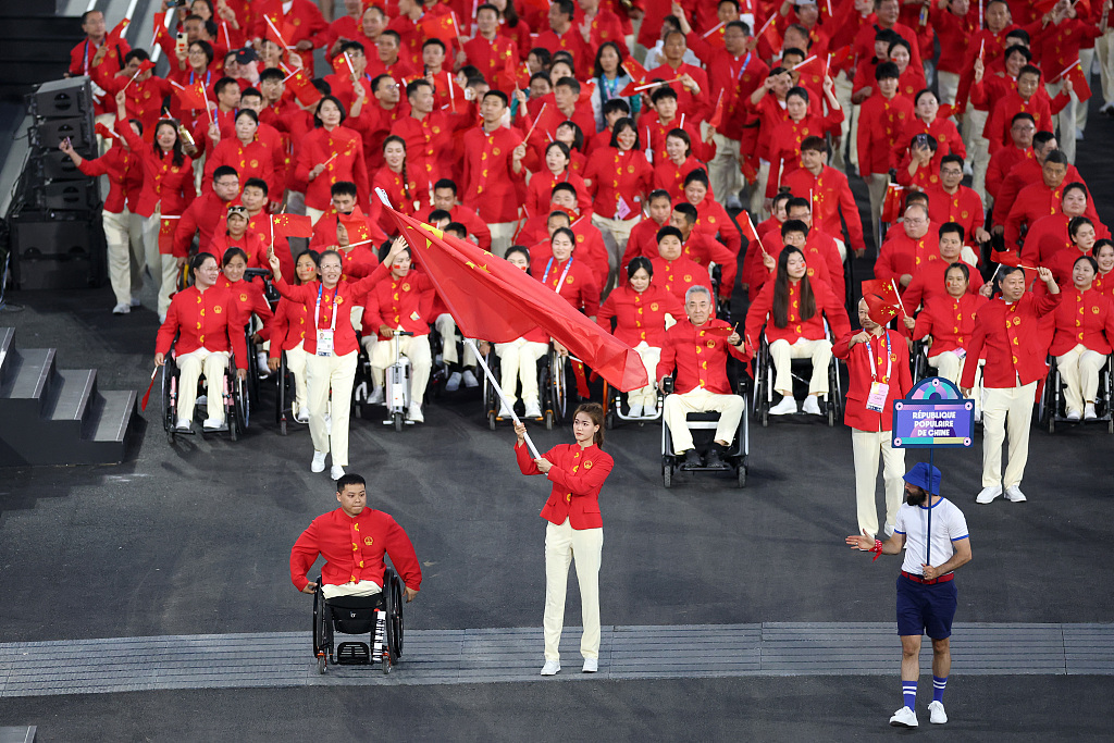 “中国红”入场！ 中国体育代表团亮相巴黎残奥会开幕式