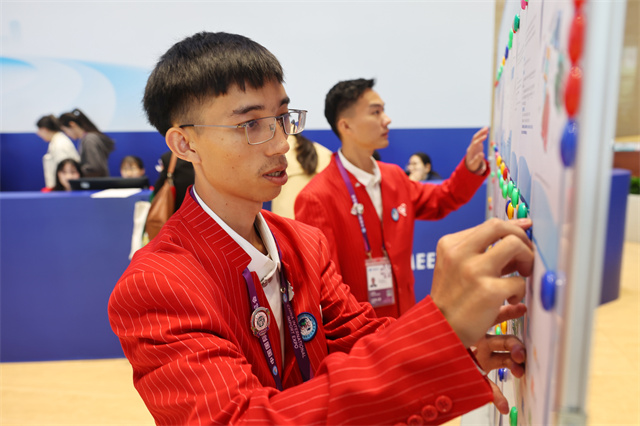 挺膺担当 进博有我｜4名来上海学习铁路技术的老挝留学生，进博会新闻中心共当“小叶子”