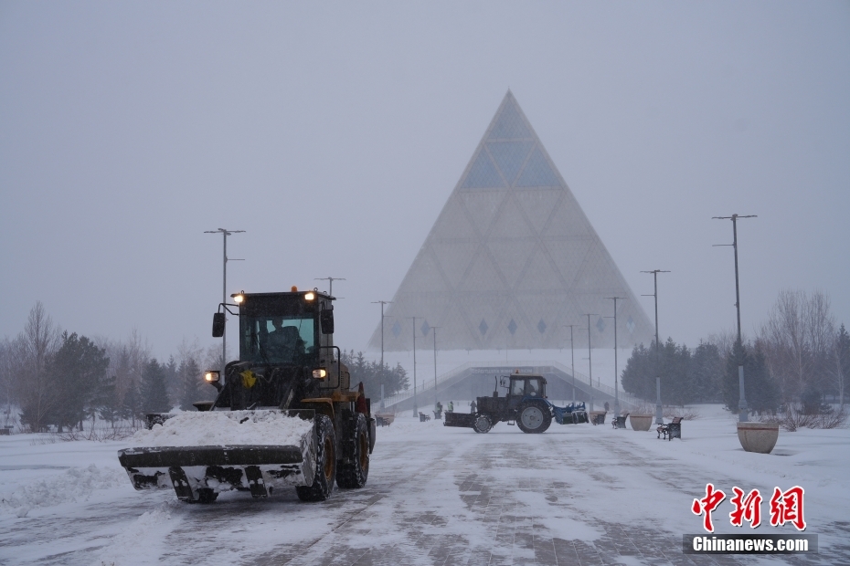 迎强降雪 阿斯塔纳开启全天候作业除冰雪模式