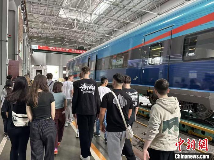 德国师生探访大熊猫故里：真实的中国不该只在旧课本中