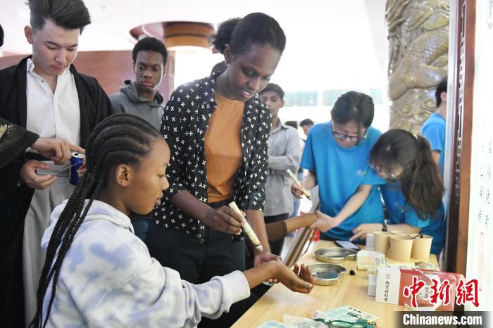 国际学生长沙沉浸式体验端午中医药文化