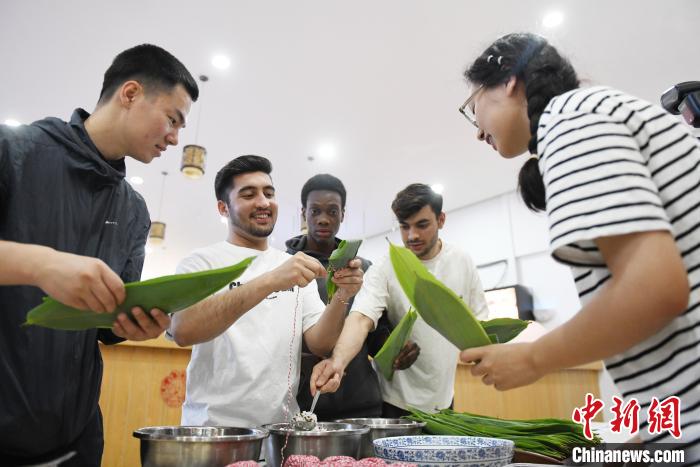 国际学生长沙沉浸式体验端午中医药文化