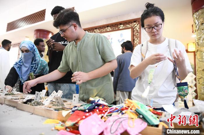 国际学生长沙沉浸式体验端午中医药文化