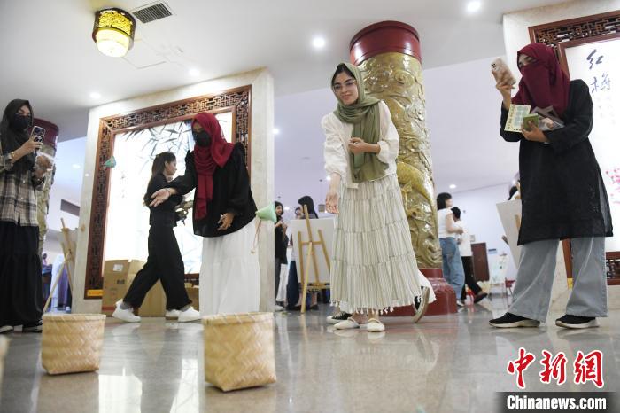 国际学生长沙沉浸式体验端午中医药文化