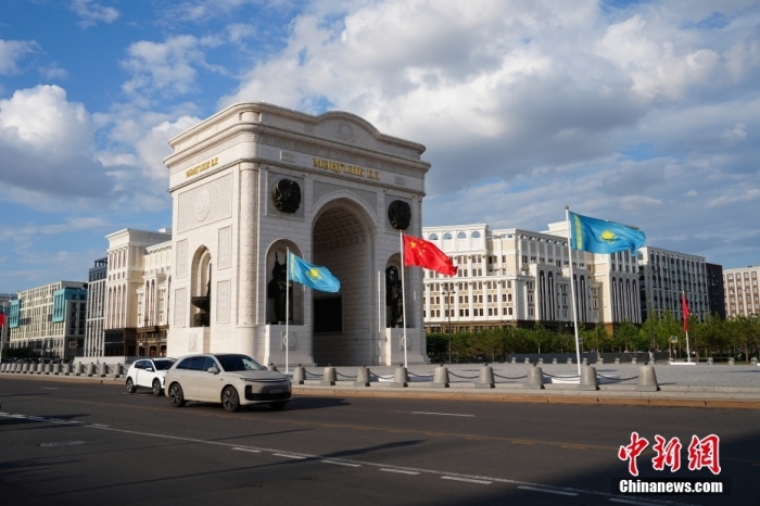 当地时间6月15日，哈萨克斯坦首都阿斯塔纳街头，中哈两国国旗飘扬。<a target='_blank' href='/'><p align=
