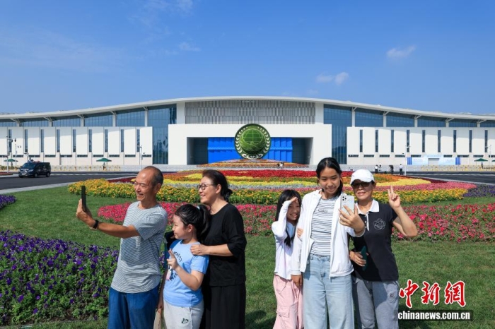 8月31日，天津，市民在2025年上海合作组织峰会主会场外自拍。当日，2025年上海合作组织峰会在天津举行。<a target='_blank' href='/'><p align=