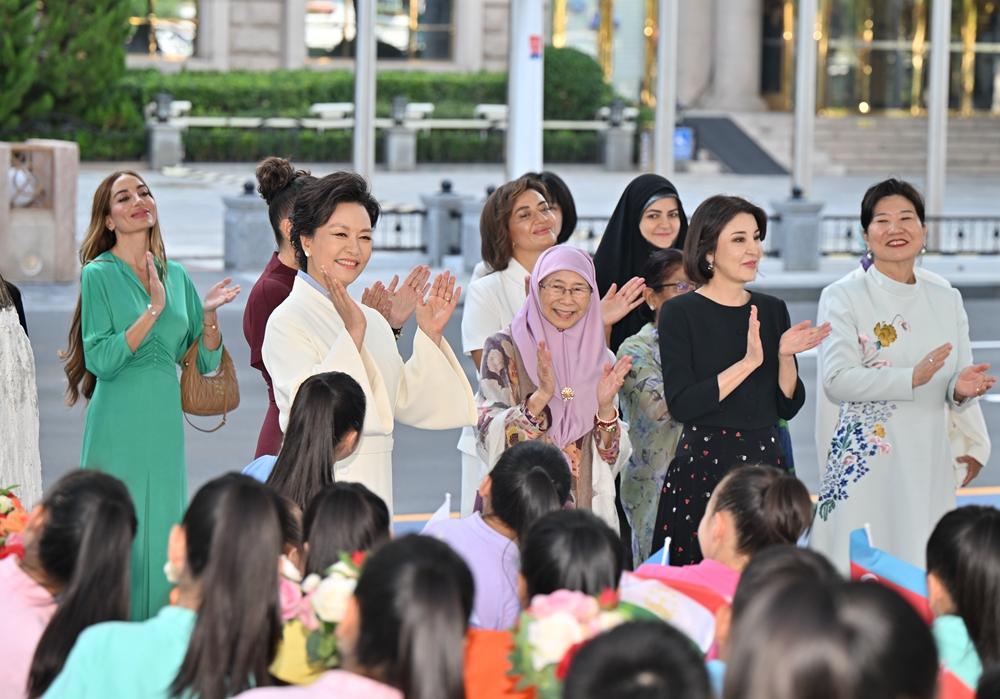 上合组织天津峰会丨彭丽媛同出席2025年上海合作组织峰会外方领导人夫人游览天津海河