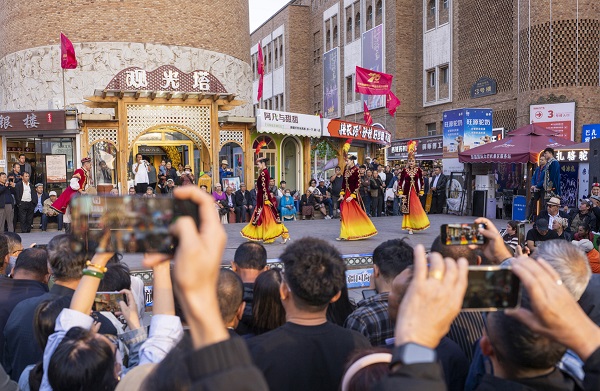 【中国那些事儿】国际友人见证多民族文化交融 赞叹新疆和谐包容之美