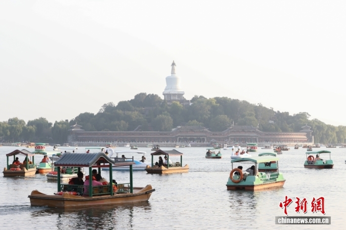 10月7日，国庆节、中秋节假期进入尾声，北京北海公园热度不减，不少市民游客在公园乘船游玩。<a target='_blank' href='/'><p align=