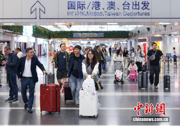 10月8日是国庆中秋假期最后一天，大量旅客在北京首都国际机场出行。 <a target='_blank' href='/'><p align=
