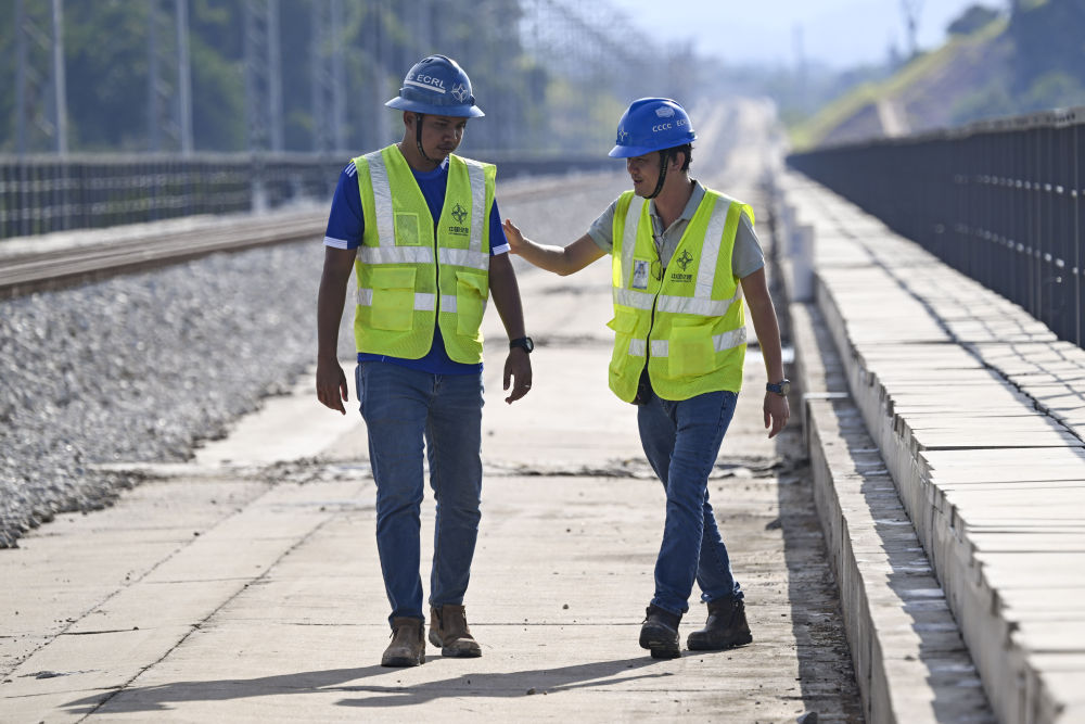 一带一路故事绘|马东铁:一条与自然共生的“绿色脊梁” 一带一路故事绘|马东铁:一条与自然共生的“绿色脊梁”
