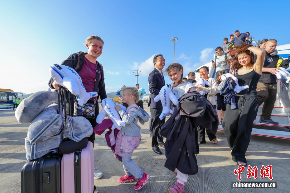 中国首条第七航权客运航线航班抵三亚