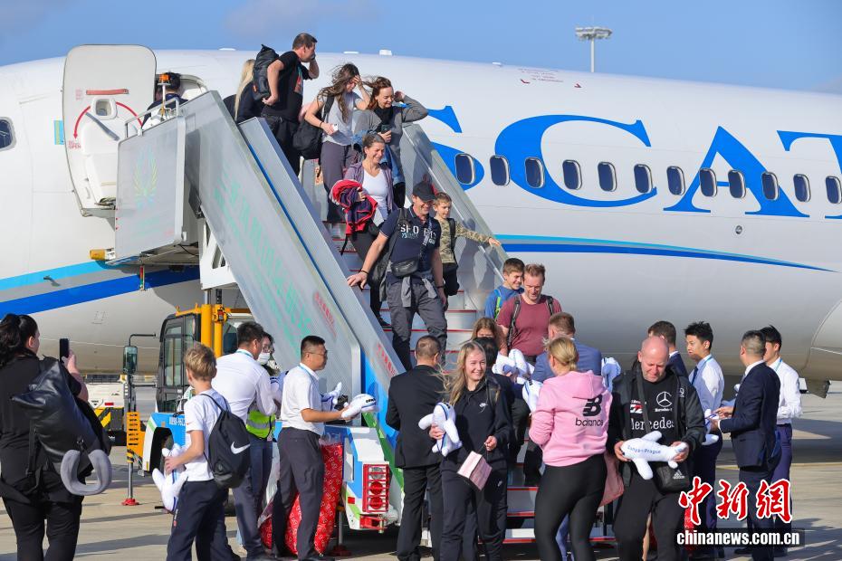 中国首条第七航权客运航线航班抵三亚 中国首条第七航权客运航线航班抵三亚