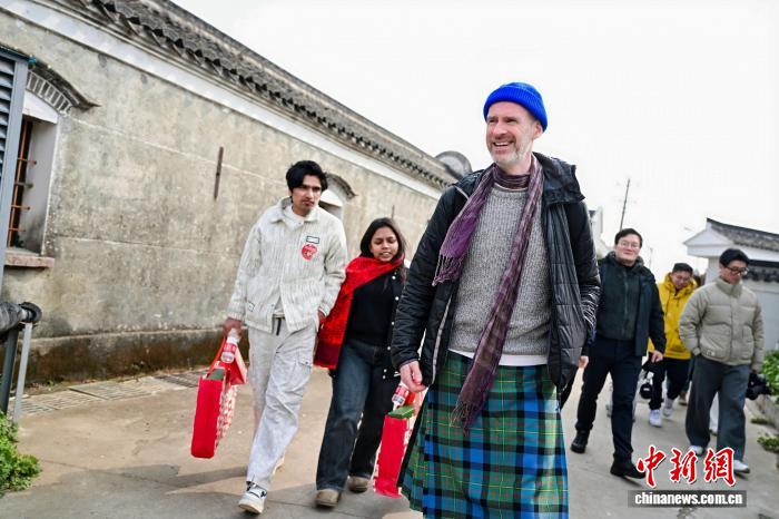 （新春走基层）苏格兰裙映中国红 国际友人体验宁波年味