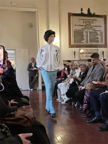 中国甲骨文亮相米兰时装周 时装发布会现场。 主办方供图