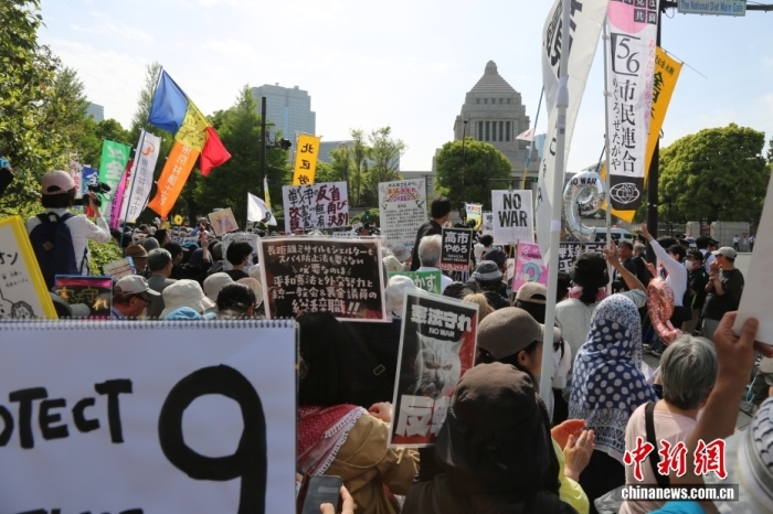 当地时间4月19日，超3万名日本民众在位于东京的国会议事堂前集会，抗议高市早苗政府强推修宪、企图解禁杀伤性武器出口等破坏和平宪法的动向。<a target='_blank' href='/'><p align=