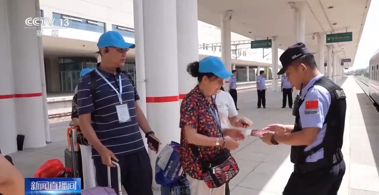 今年首趟中国—中亚人文旅游班列经霍尔果斯铁路口岸出境