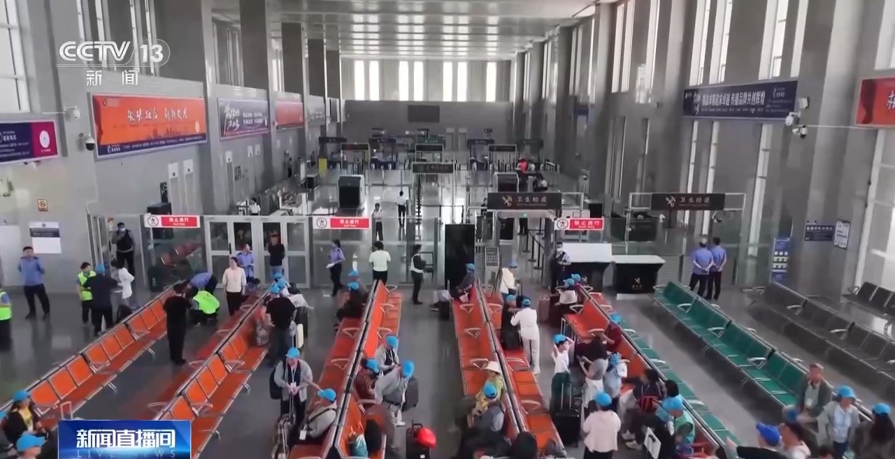 今年首趟中国—中亚人文旅游班列经霍尔果斯铁路口岸出境