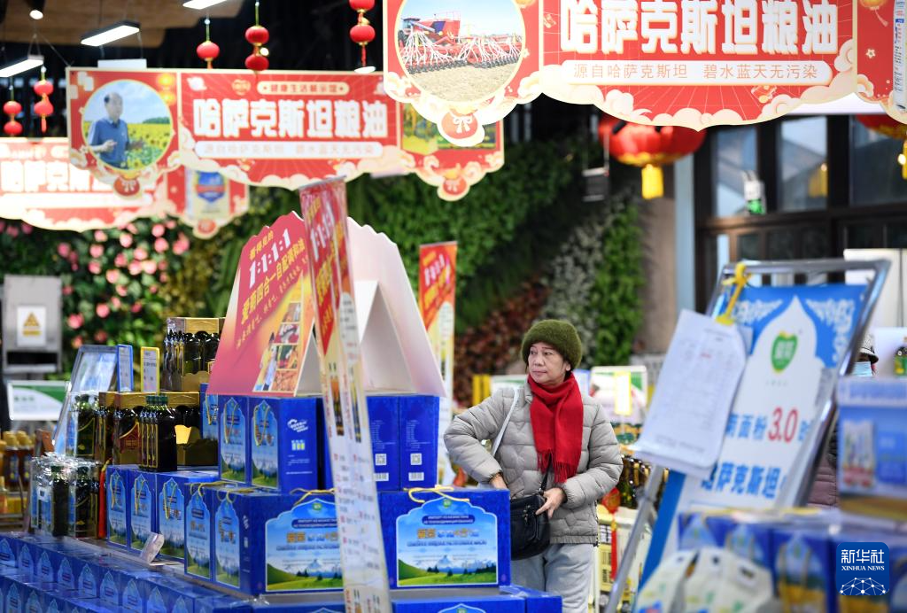 陕西西安：中欧班列拉来“洋年货”