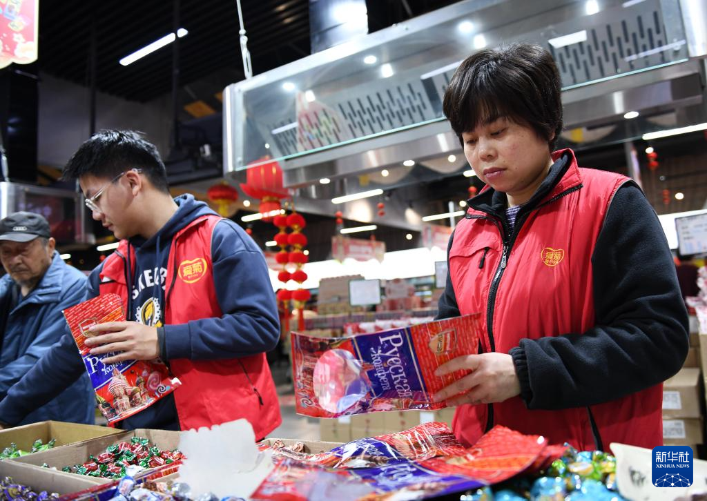 陕西西安：中欧班列拉来“洋年货”