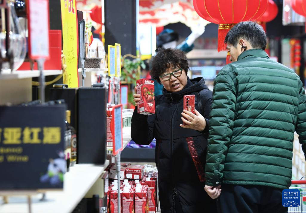 陕西西安：中欧班列拉来“洋年货”
