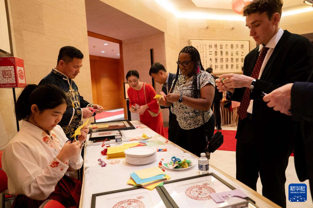 综合消息｜温暖迎春 全球共庆中国年——龙年春节庆祝活动在多国举行