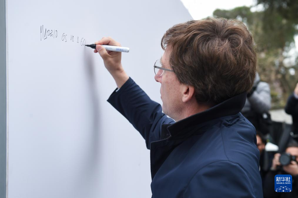 马德里动物园欢送大熊猫“冰星”和“花嘴巴”一家