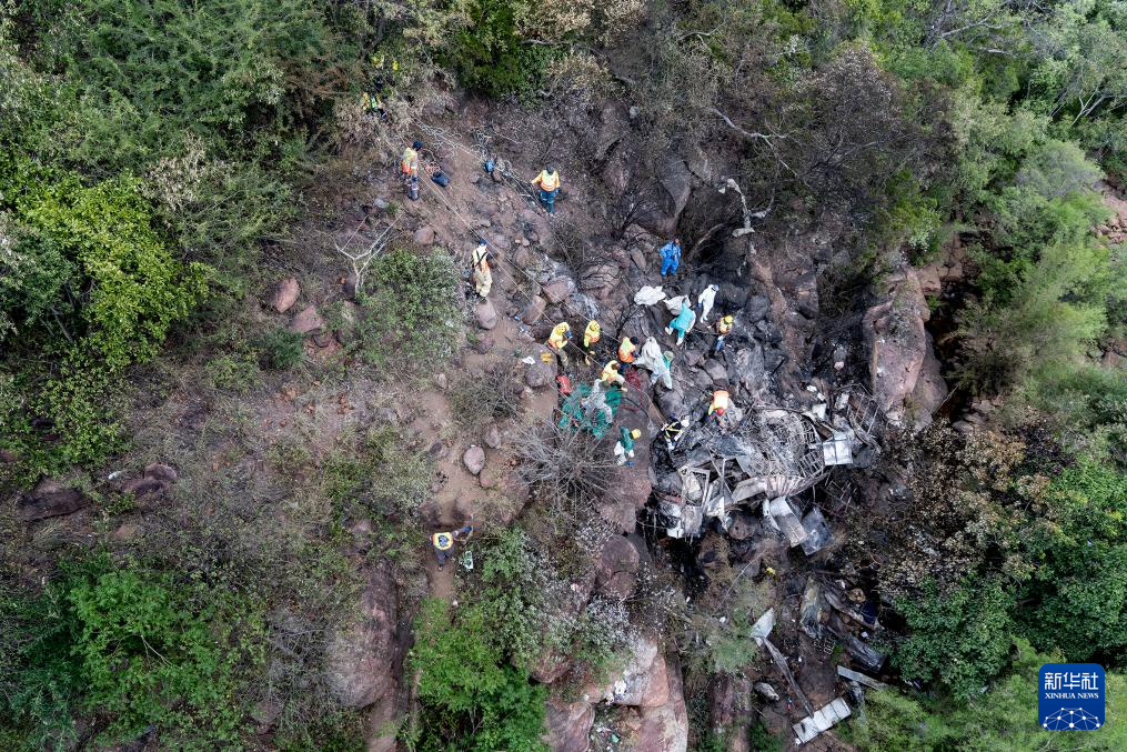 南非林波波省大巴车坠桥事故致45人死亡