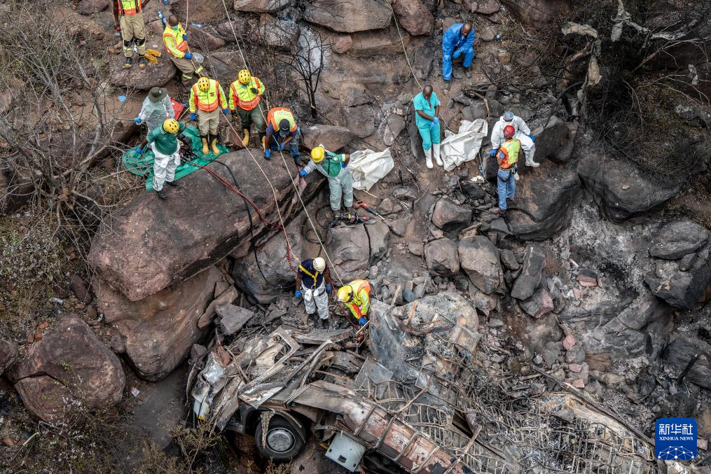南非林波波省大巴车坠桥事故致45人死亡
