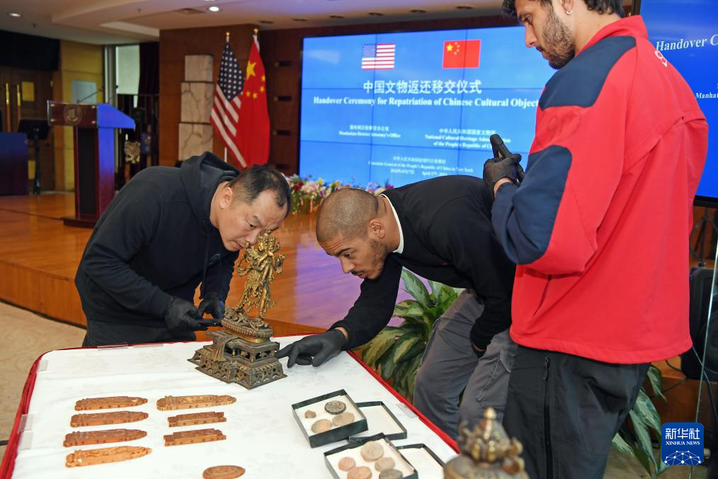 中方在纽约接收美方返还的38件中国流失文物艺术品