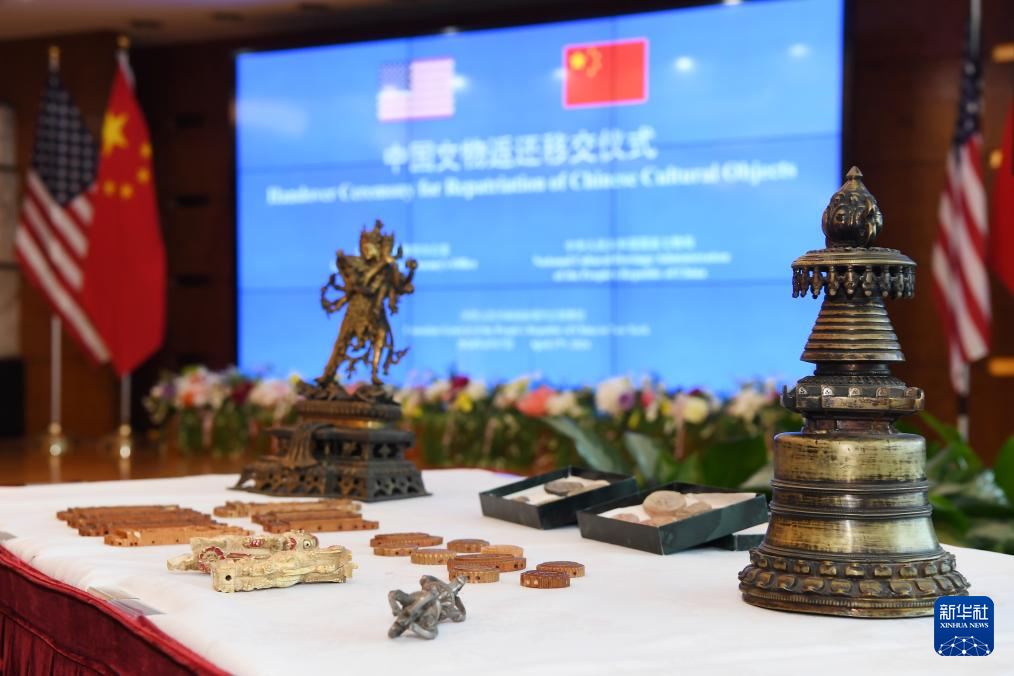 中方在纽约接收美方返还的38件中国流失文物艺术品