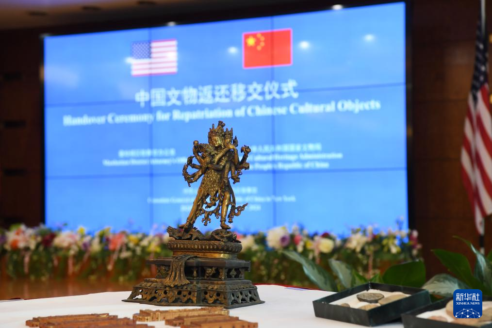 中方在纽约接收美方返还的38件中国流失文物艺术品