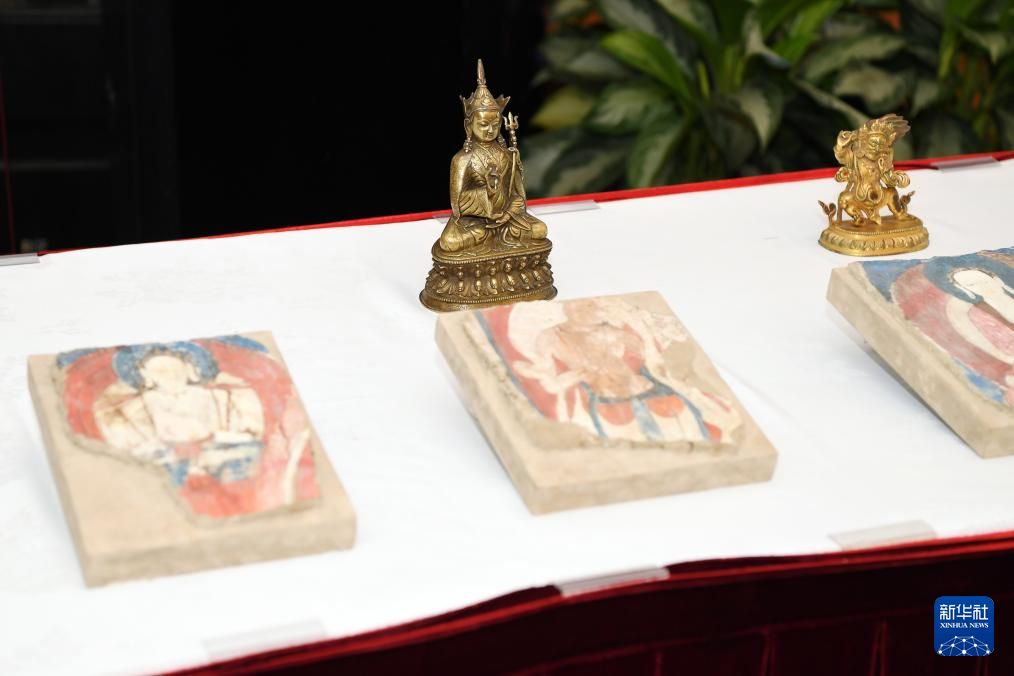 中方在纽约接收美方返还的38件中国流失文物艺术品
