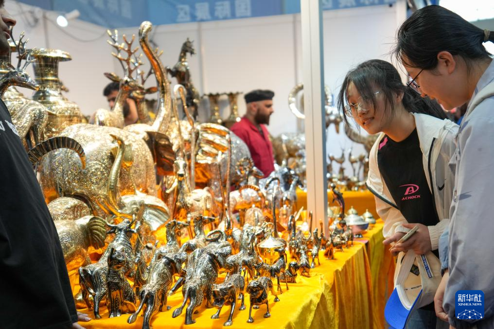 多国工艺品“扮靓”中俄博览会