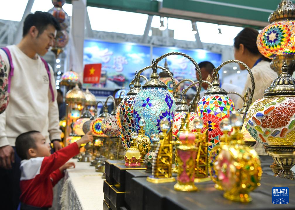 多国工艺品“扮靓”中俄博览会