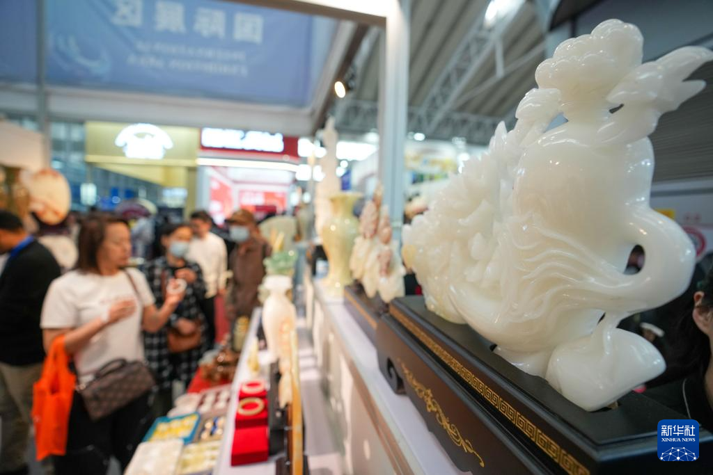 多国工艺品“扮靓”中俄博览会
